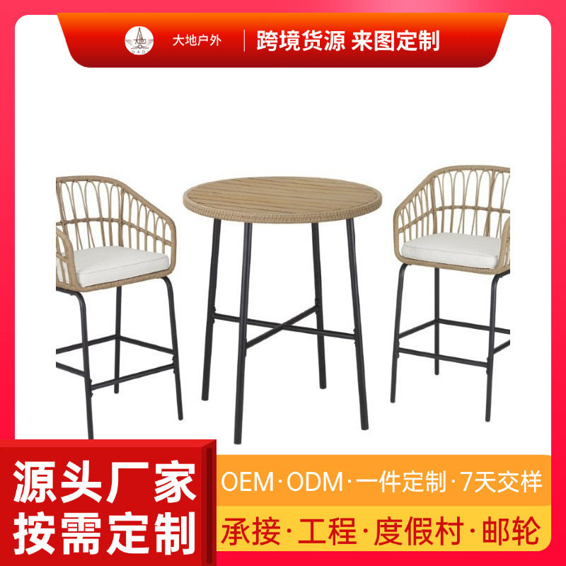 编藤吧椅与吧台交织，天然藤纹配原木色调，勾勒出慵懒的南洋风情