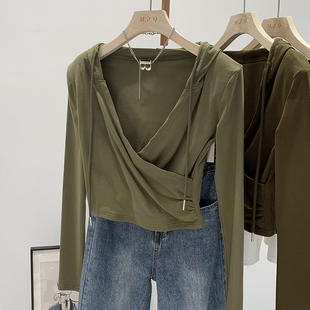 极速V领连帽垫肩长袖T恤内搭女2023新款秋冬P露腰短款慵懒风上衣