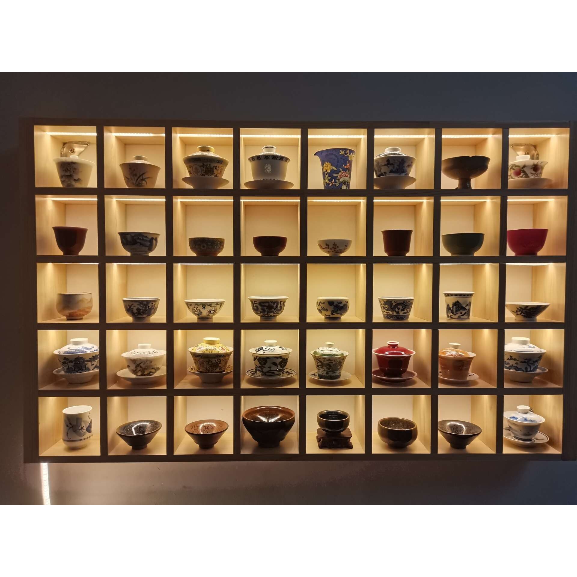 加灯光墙上置物架实木格子架挂墙茶壶茶饼展示架创意多宝格收纳储