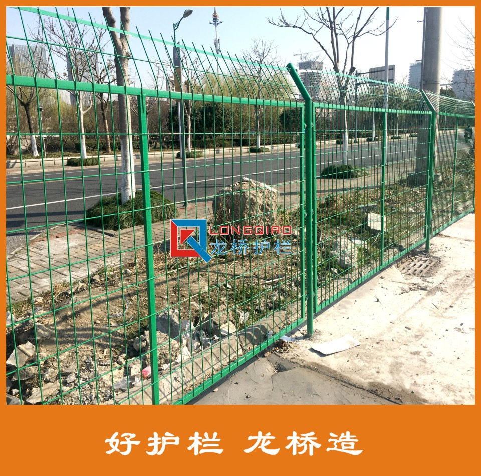 苏州公路绿化带隔离护栏网铁路隔离护栏网浸塑绿色钢丝网龙桥直销