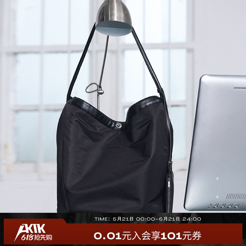 AKTK 三角金属牌单肩包