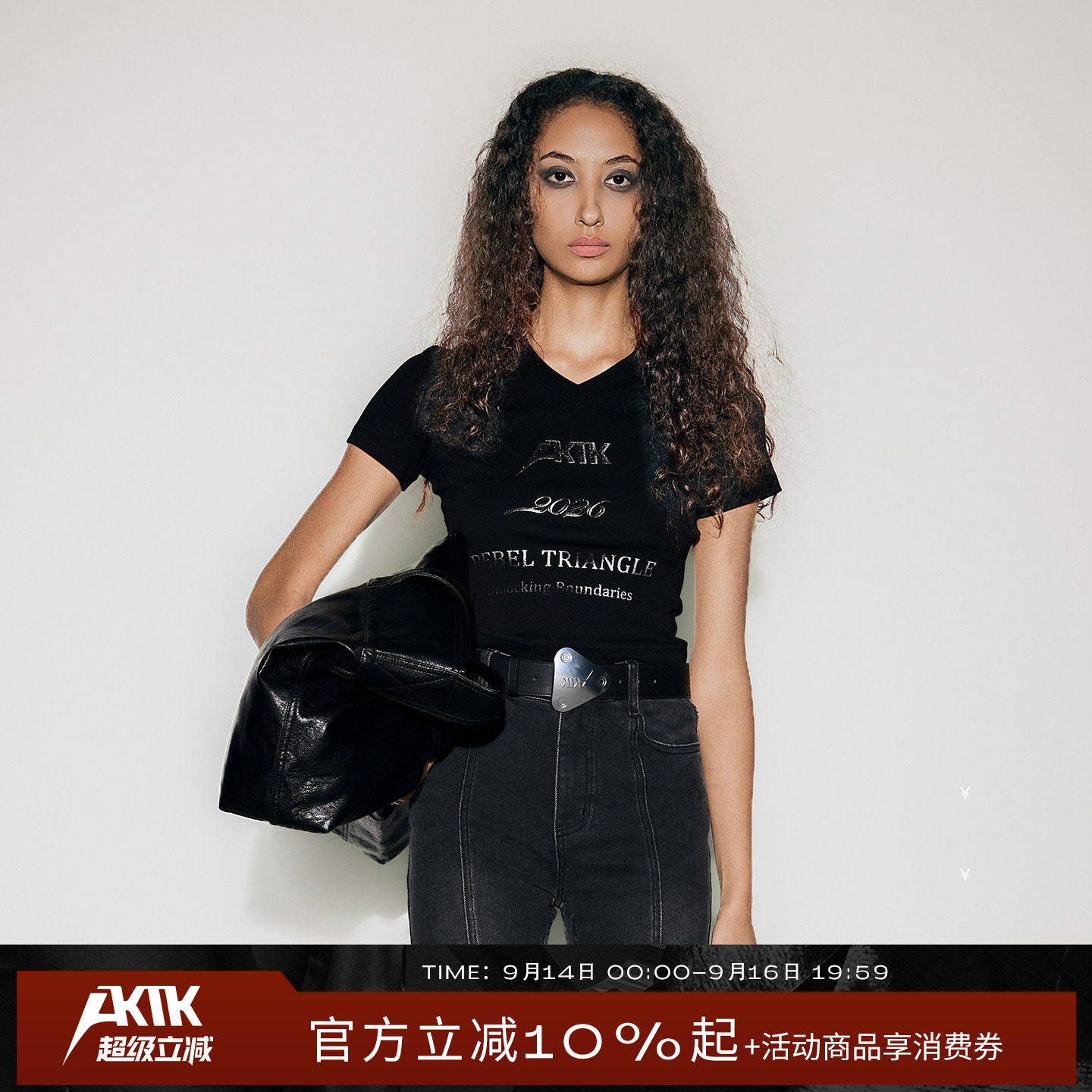 AKTK V领LOGO字母印花分割烫银印花朋克修身型短袖黑色T恤2026新图片