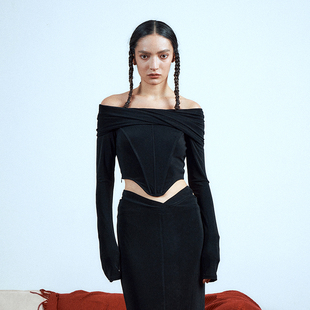 AKTK上衣 2024春季新品设计感针织弹力醋酸鱼骨露肩收腰短上衣女