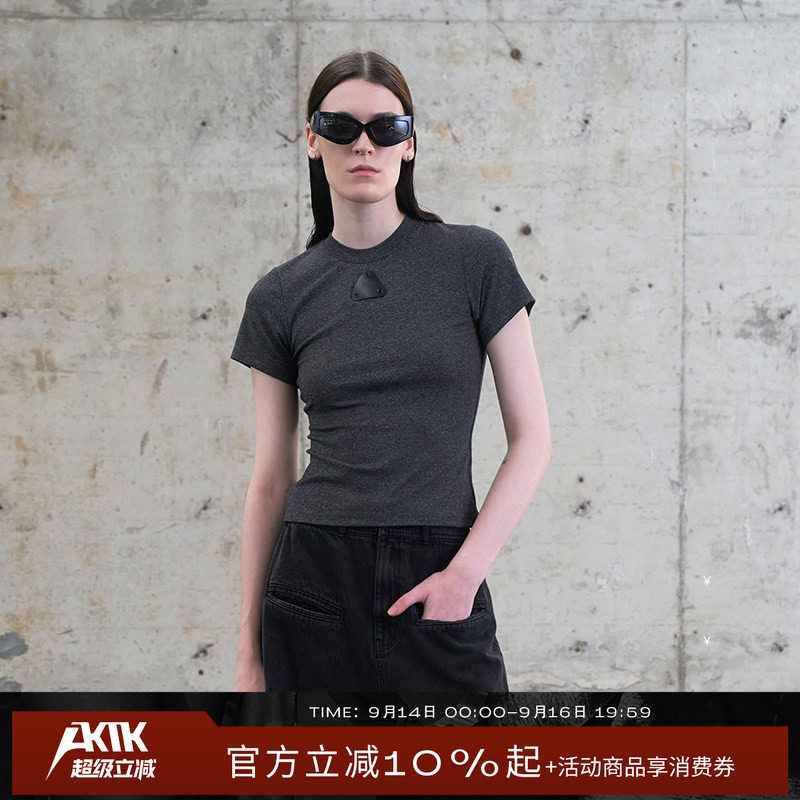 AKTKT恤2024秋季新品设计感修身短袖女金属牌装饰紧身Ｔ恤图片