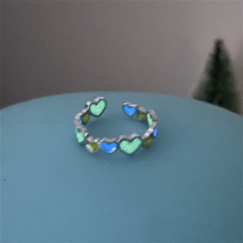 新品无聊了就戴个能发光的小爱心 夜光戒L指活口可调节心形指环饰