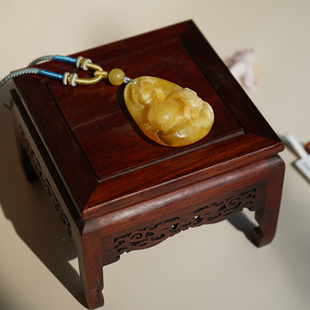 九紫离火獬豸麒麟护身琥珀黄蜜蜜蜡吊坠 毛衣挂件10.56gNO.803