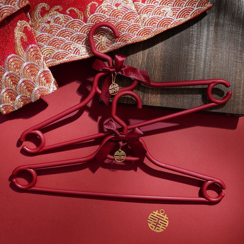 现货速发结婚衣架防滑秀禾婚纱礼服挂衣红衣服撑子家用凉衣架防风