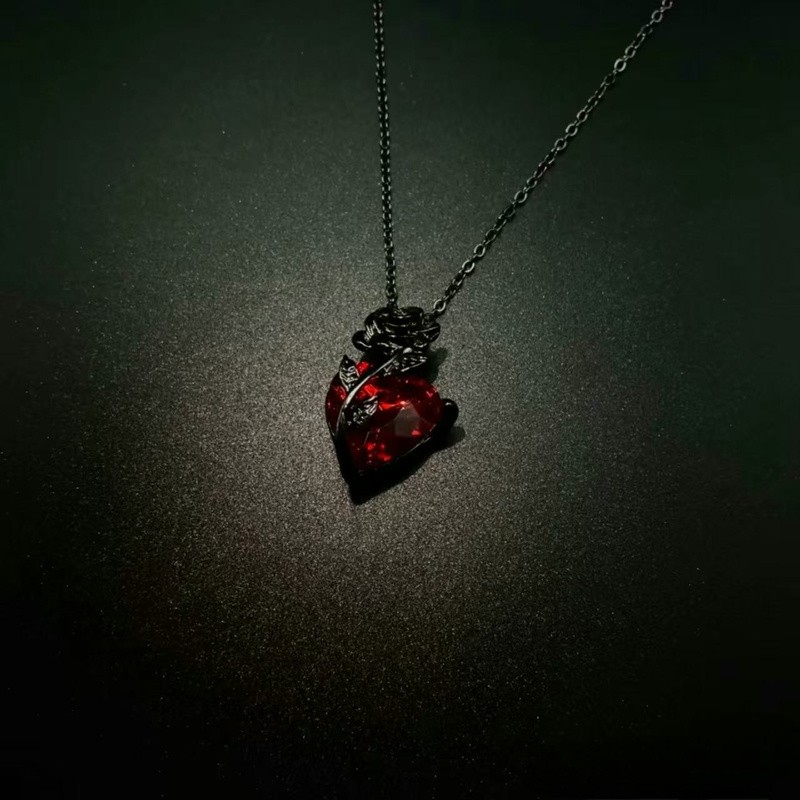 心缠玫瑰吊坠代表我无法压抑的爱