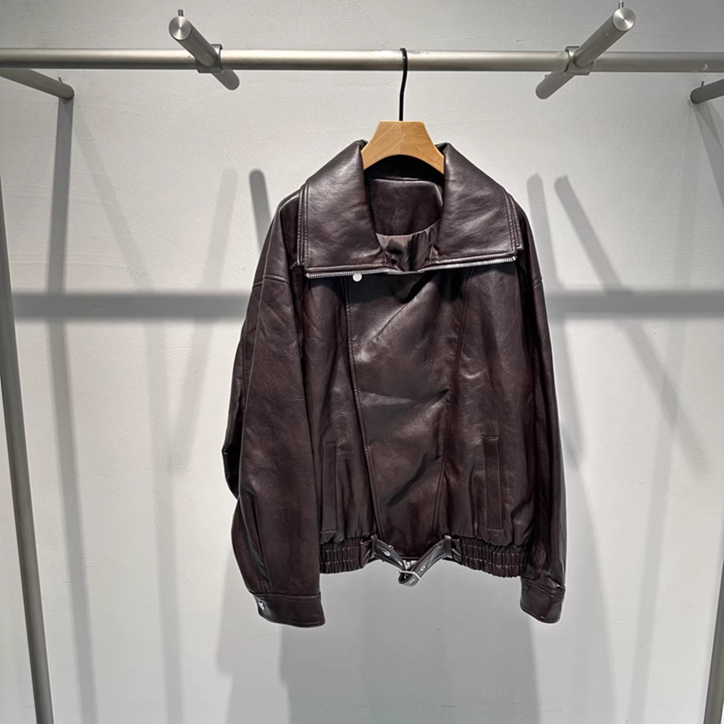 艾诺丝国内代购2025秋季新款时尚宽松棕色夹克皮衣外套女AR103035