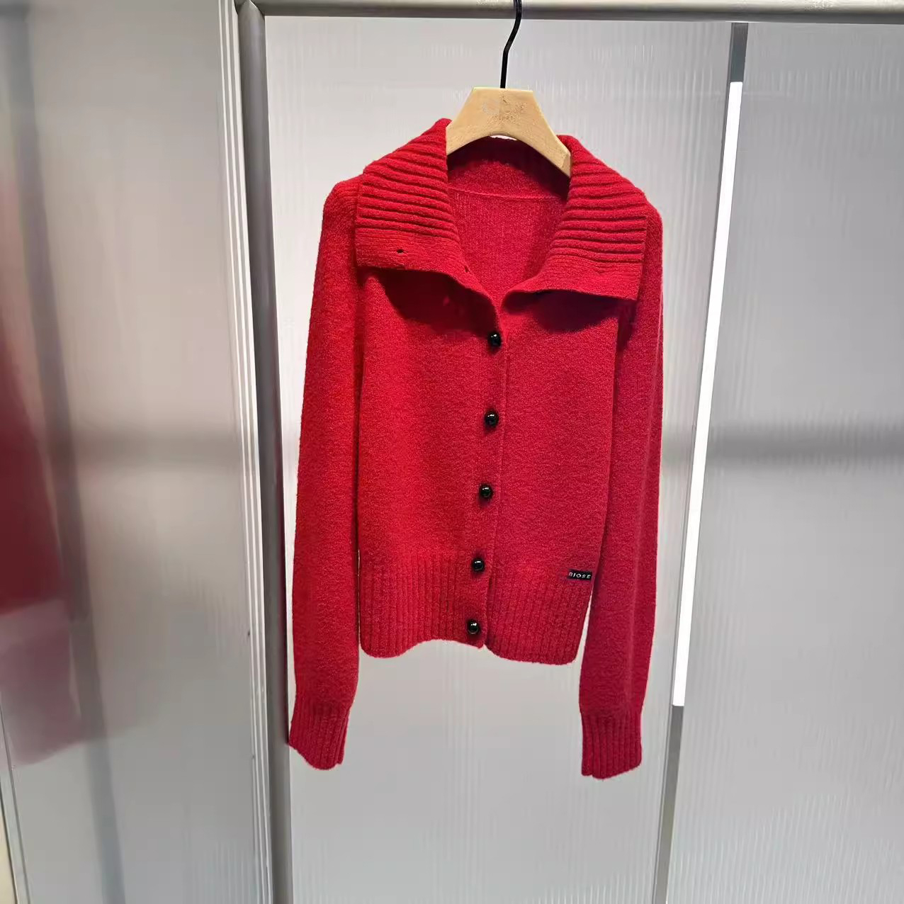 艾诺丝国内代购2025冬季新款高领红色时尚针织衫开衫女装AR804019