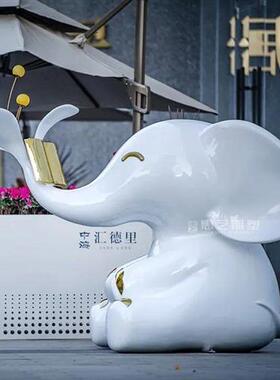 玻璃钢彩绘卡通吉祥物雕塑定制户外大型广场松鼠IP美陈创意摆件