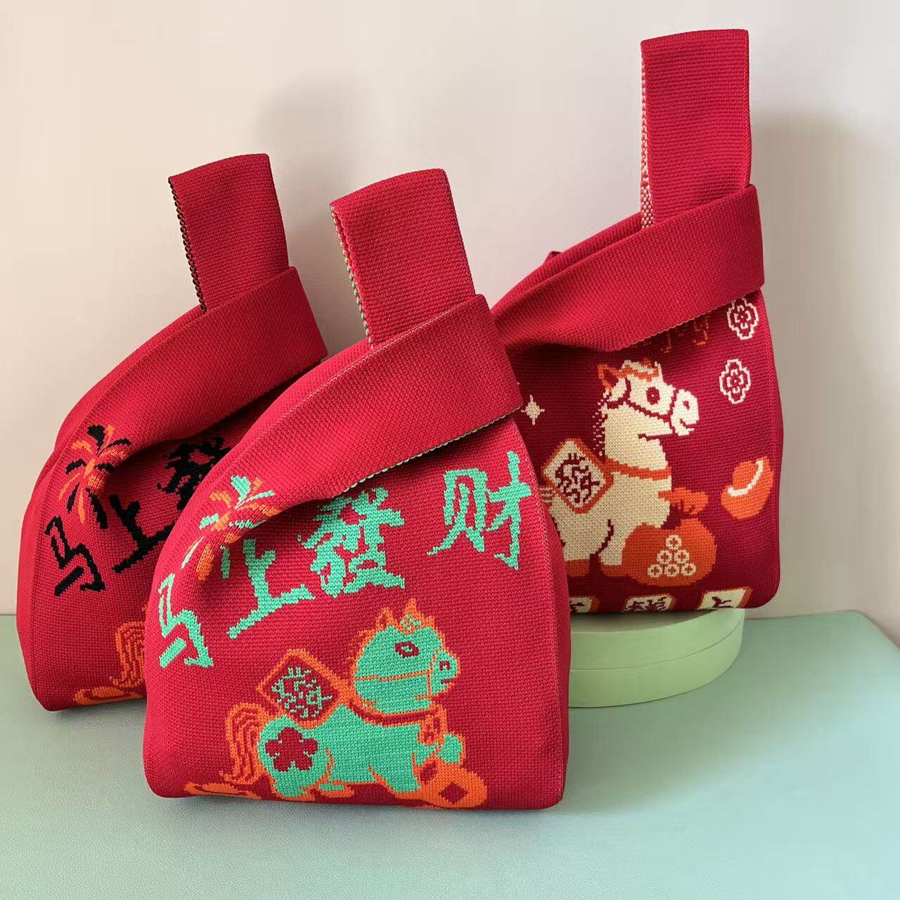 马年新年网红针织手腕包礼品袋喜庆伴手礼2026年春节福袋伴手礼袋