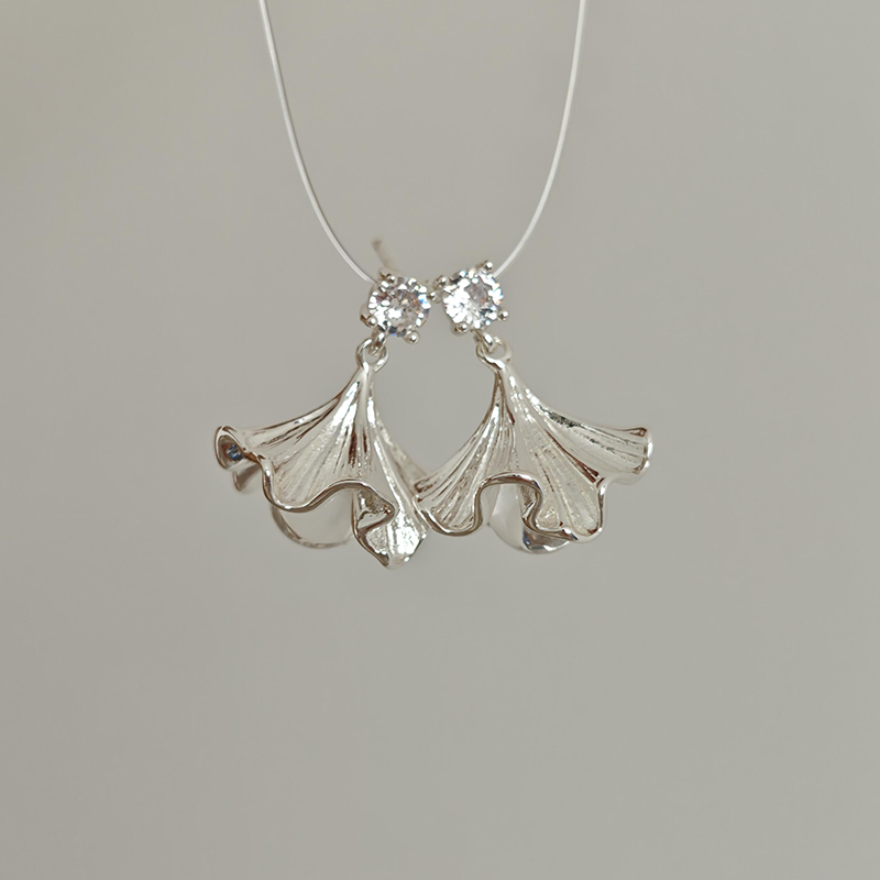 清冷感立体银杏叶裙摆耳钉女轻奢