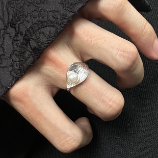 清冷感树叶仿珍珠戒指女轻奢高级感复古宫廷食指戒开口可调节指环