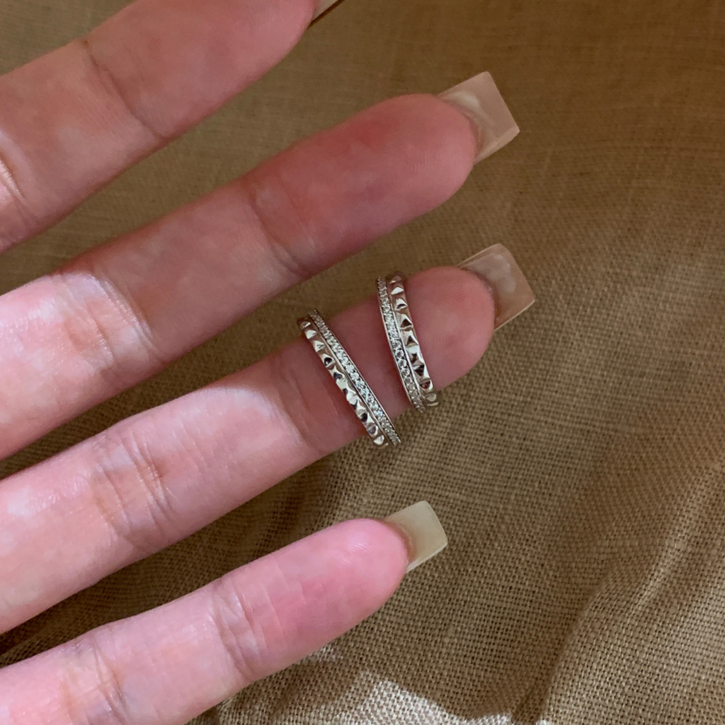 冷淡风银色菱纹格素圈戒指女轻奢