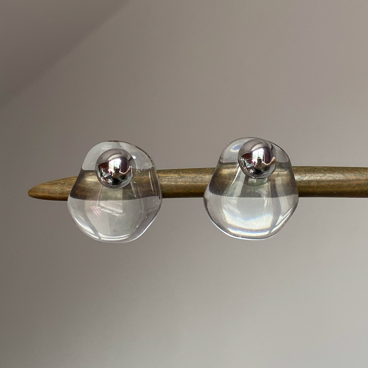 清冷感透明亚克力圆球耳钉女2025