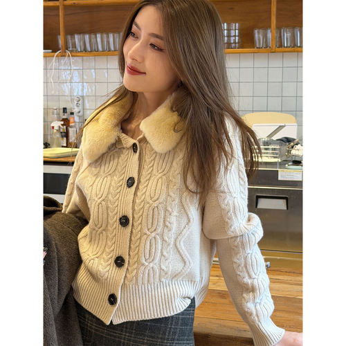 翻毛领长袖绞花毛衣外套