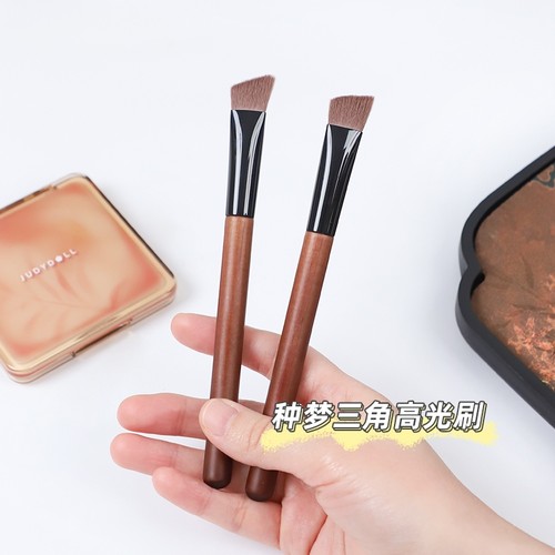 巨嘭！三角高光刷熨斗刷眼下面中提亮晕染遮瑕刷斜三角泪沟提亮