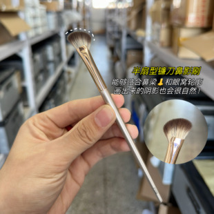 沧州化妆刷半扇形鼻影刷镰刀形斜头化妆刷小阴影高光修容刷