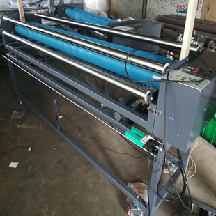 全自动激光纠偏送料机 激光切割机同步使用的面料防皱纠编送料机