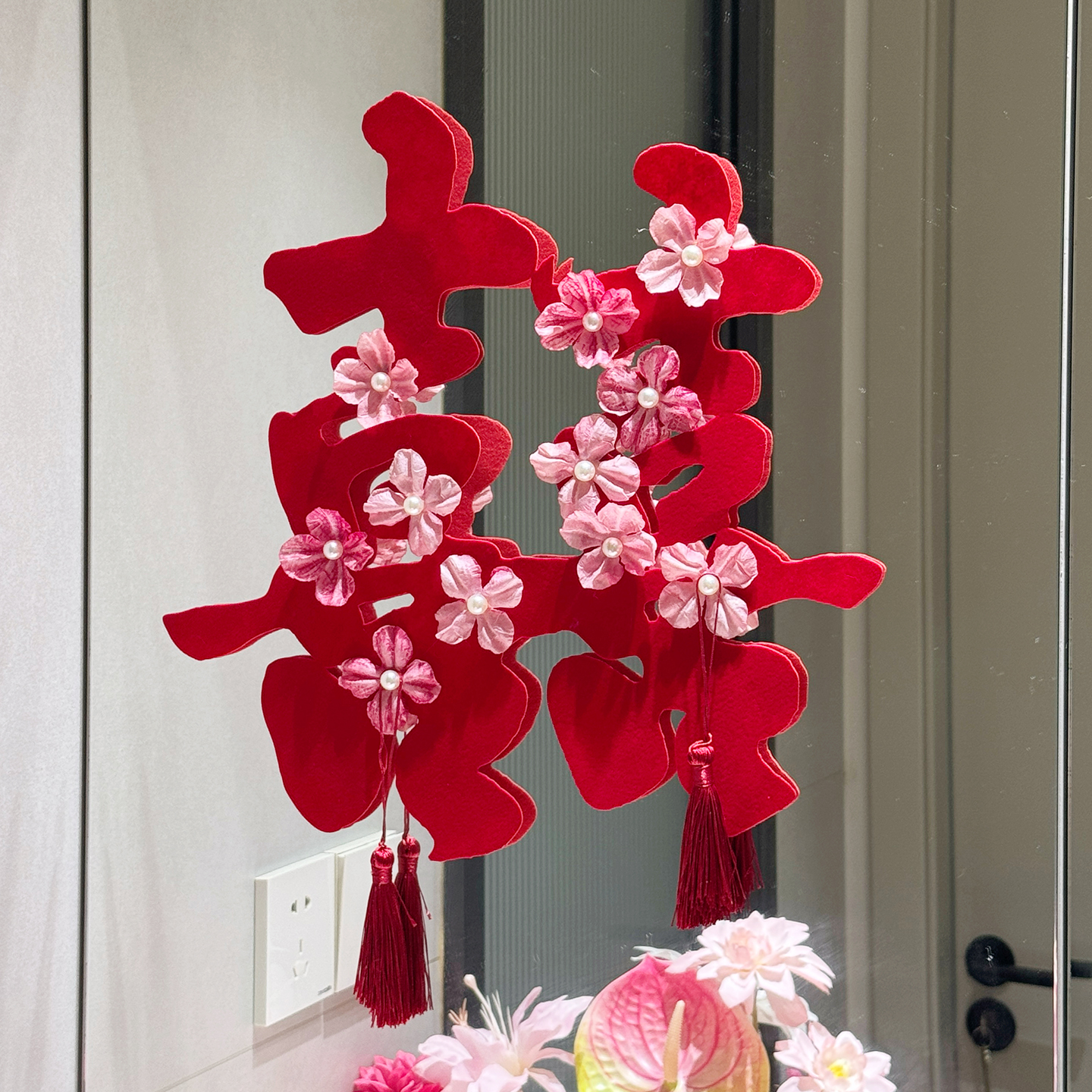 婚房布置高档酒红绒花朵喜字