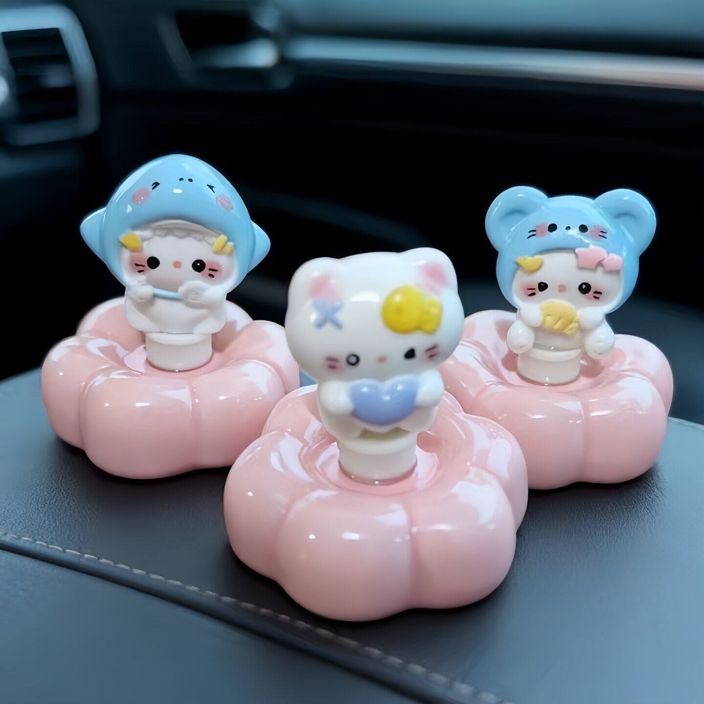 可爱小奶猫车内装饰品摆件2026新款Kitty车载显示屏幕摆饰小公仔