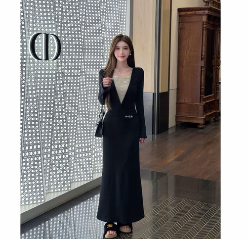 2025新款高级感假两件针织连衣裙时尚气质通勤风V领收腰毛衣裙