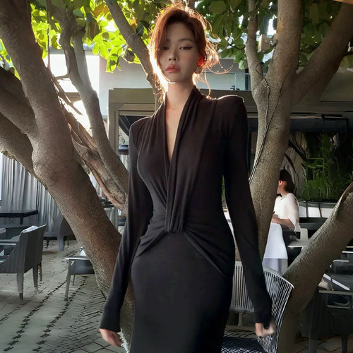 2025新款法式黑色长袖针织打底连衣裙女秋冬季高级感v领气质显瘦