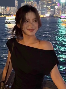 鄭大钱 夏季bi入斜肩一字露肩纸片人T恤收腰显瘦薄款短袖黑色上衣