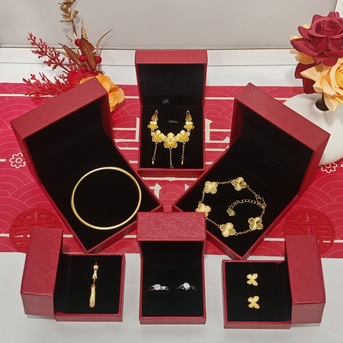 订婚五金仿真首饰假三金首饰一套结婚假黄金古法镯子婚礼摆台饰品