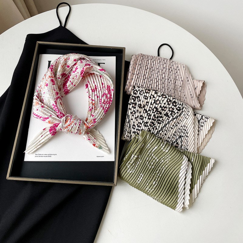 新款丝巾女士搭配头巾豹纹腰果印花缎面压褶围巾领巾70cm方巾