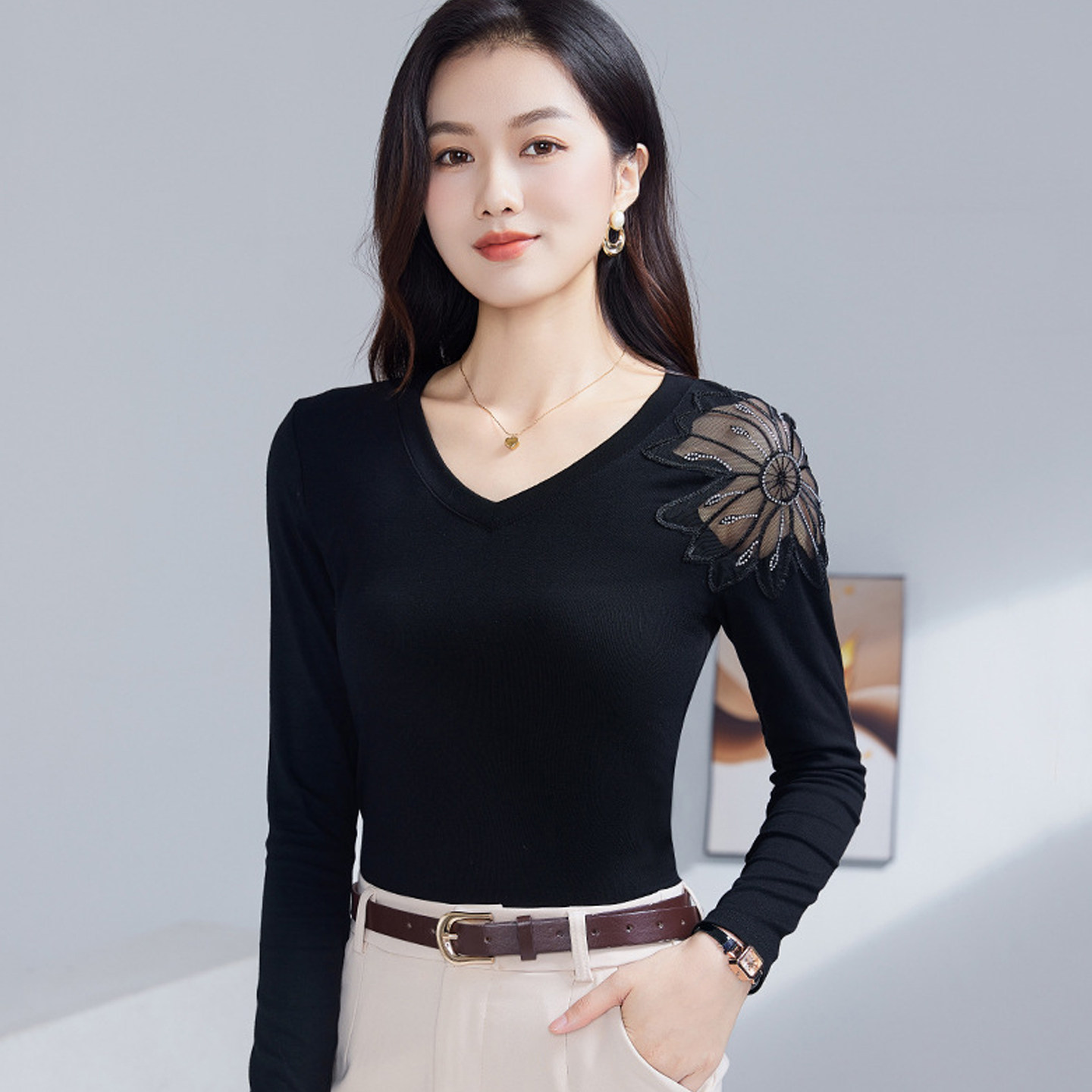 2025新款蕾丝拼接v领打底衫女秋