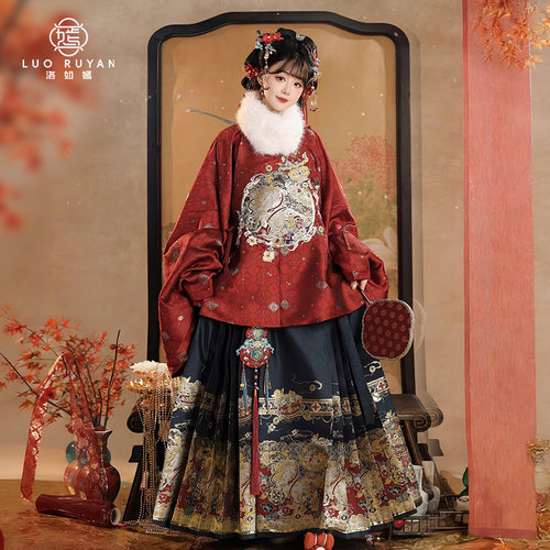 洛如嫣马年明制汉服套装