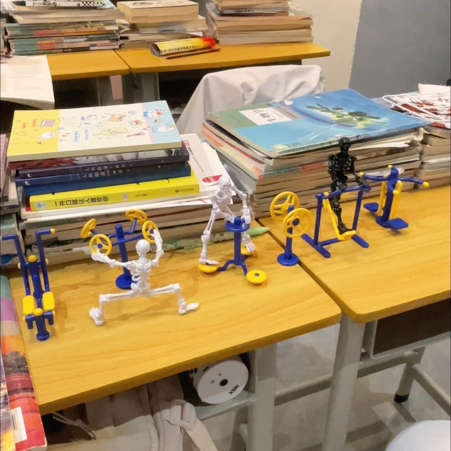 没事喜欢健身。迷你健身器材模型