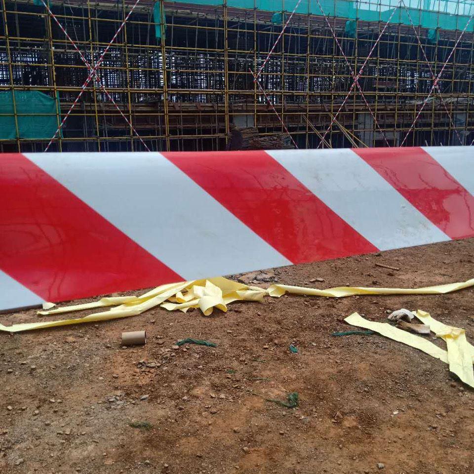 建筑工地挡脚板自粘胶脚手架外架踢脚线带胶警示带楼层隔离彩带条