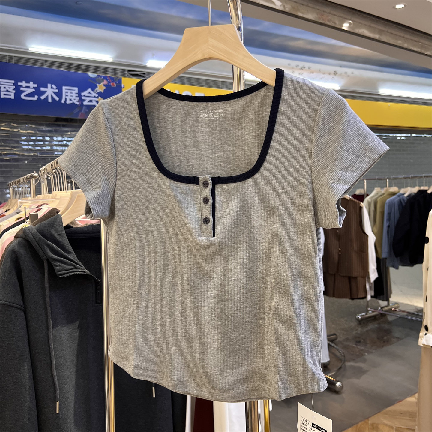 三可新品撞色U领短袖T恤女短款显锁骨夏季修身显瘦螺纹棉纽扣上衣