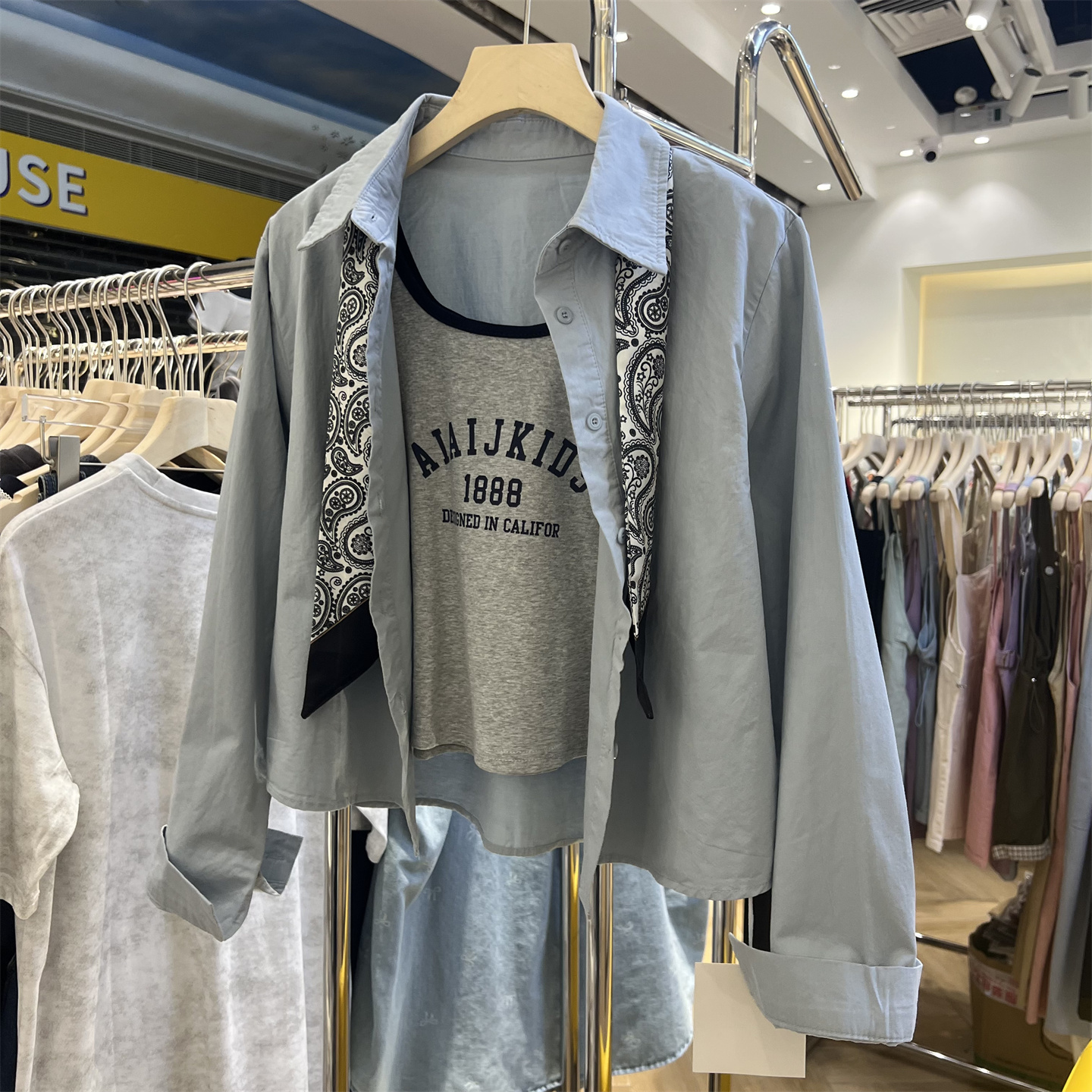 等你秋季新款韩版翻领配丝巾背心两件套上衣女长袖时尚外套衬衫