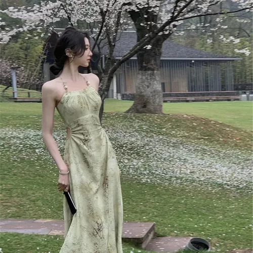从一时刻印花挂脖吊带连衣裙夏季2025女新款气质温柔露腰长裙子