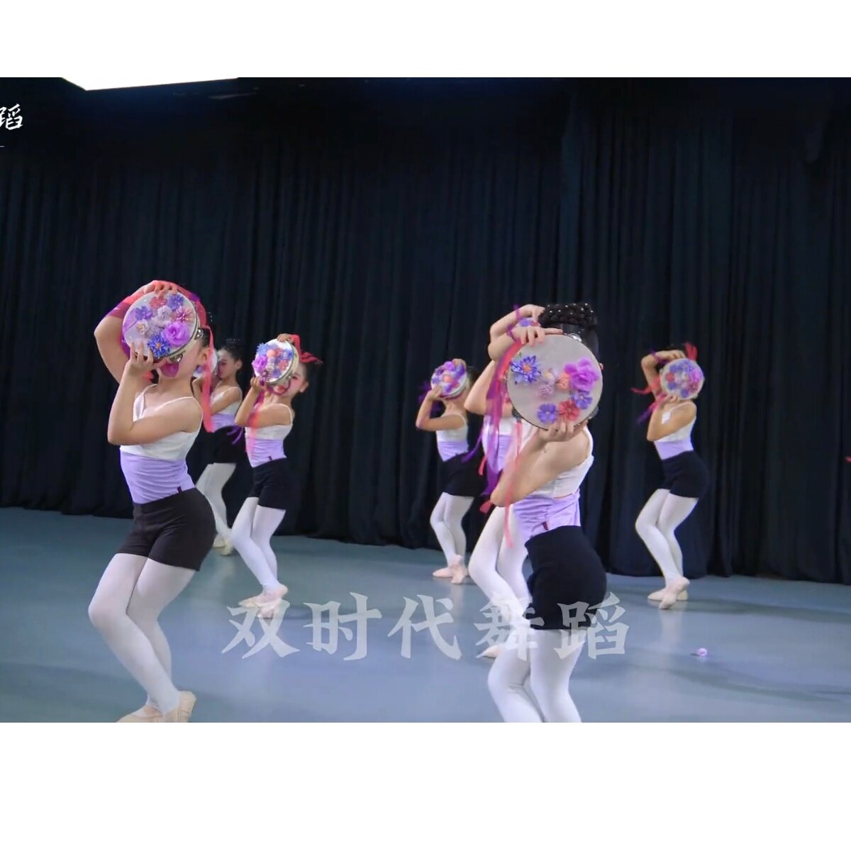 六一新款双时代同款鼓摇轻铃道具鼓舞蹈道具飘带上铃鼓绢花手鼓