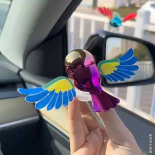 伴飞小鸟摩托车汽车创意摆件风力免插电汽车装饰仿真小鸟风水摆件