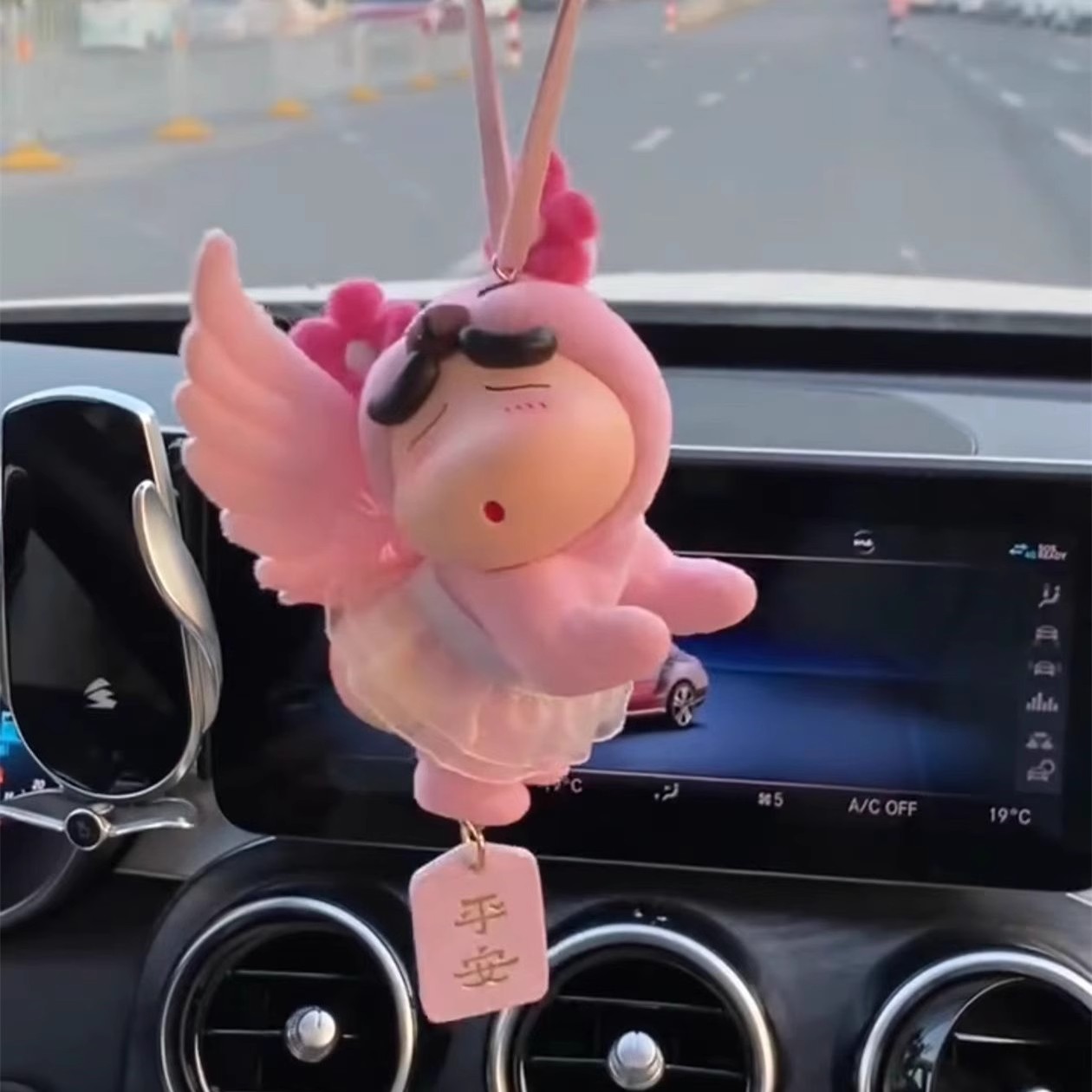 蜡笔小新车载挂件可爱高颜值汽车后视镜装饰挂饰新车礼物送男朋友