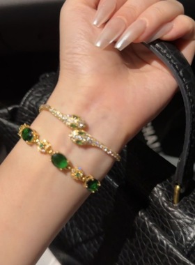 轻奢气质红色灵蛇手链2025新年时尚叠戴手镯设计高级感本命年手饰