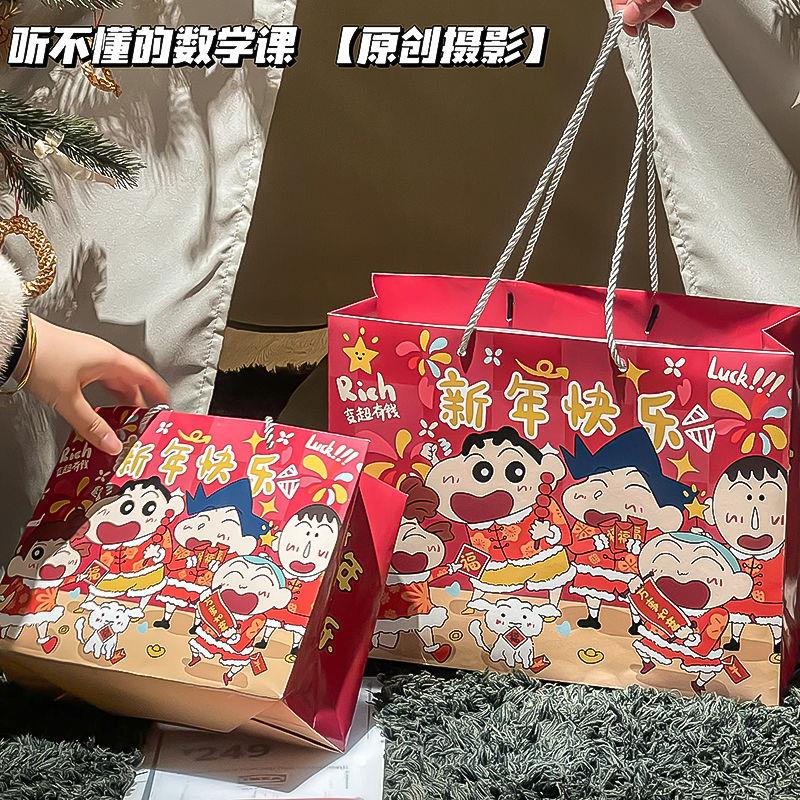 热销2025蛇年新年蜡笔小新礼品袋白卡纸袋可爱卡通手提礼物包装袋