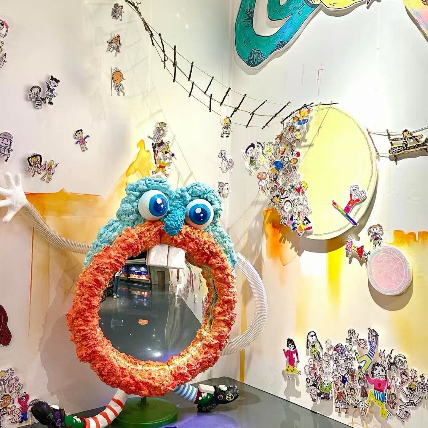 画展情绪镜子凹凸镜室内美工区艺术展高清广角镜毕业季幼儿园布置图片