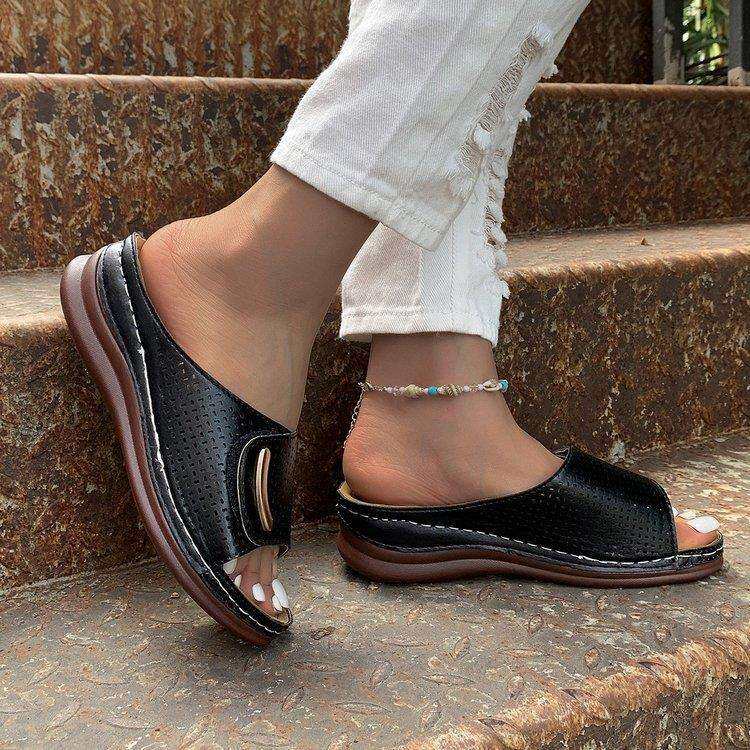 women shoes美大码休闲圆头复合扣带PU皮质一字型坡跟拖鞋女2024