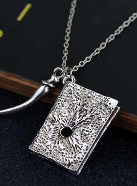 欧美动漫电影周边方蛇怪和汤姆里德尔的日记吊坠项链毛衣链配饰品