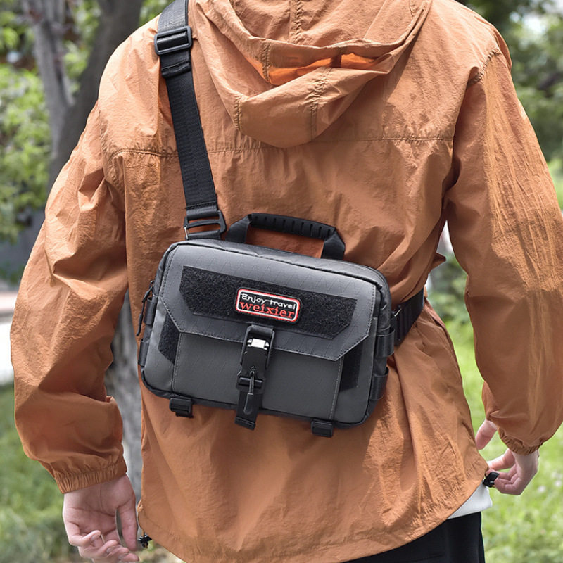 新品男士高级感单肩包潮流休闲斜挎包百搭商务通勤男款防水挎包男