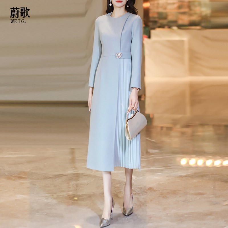 浅灰色连衣裙女2024春季新款高级感百褶拼接气质减龄显瘦过膝长裙