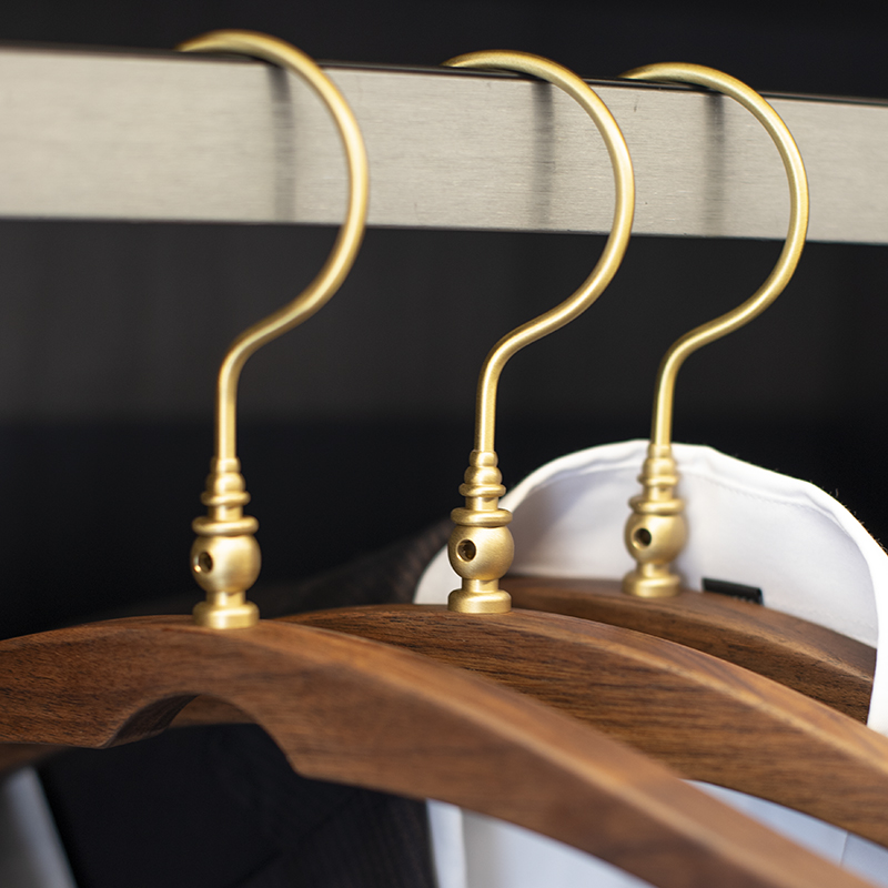 热销高端木制衣架家用卧衣架室高级感黑胡桃实木婚礼定制礼品复古