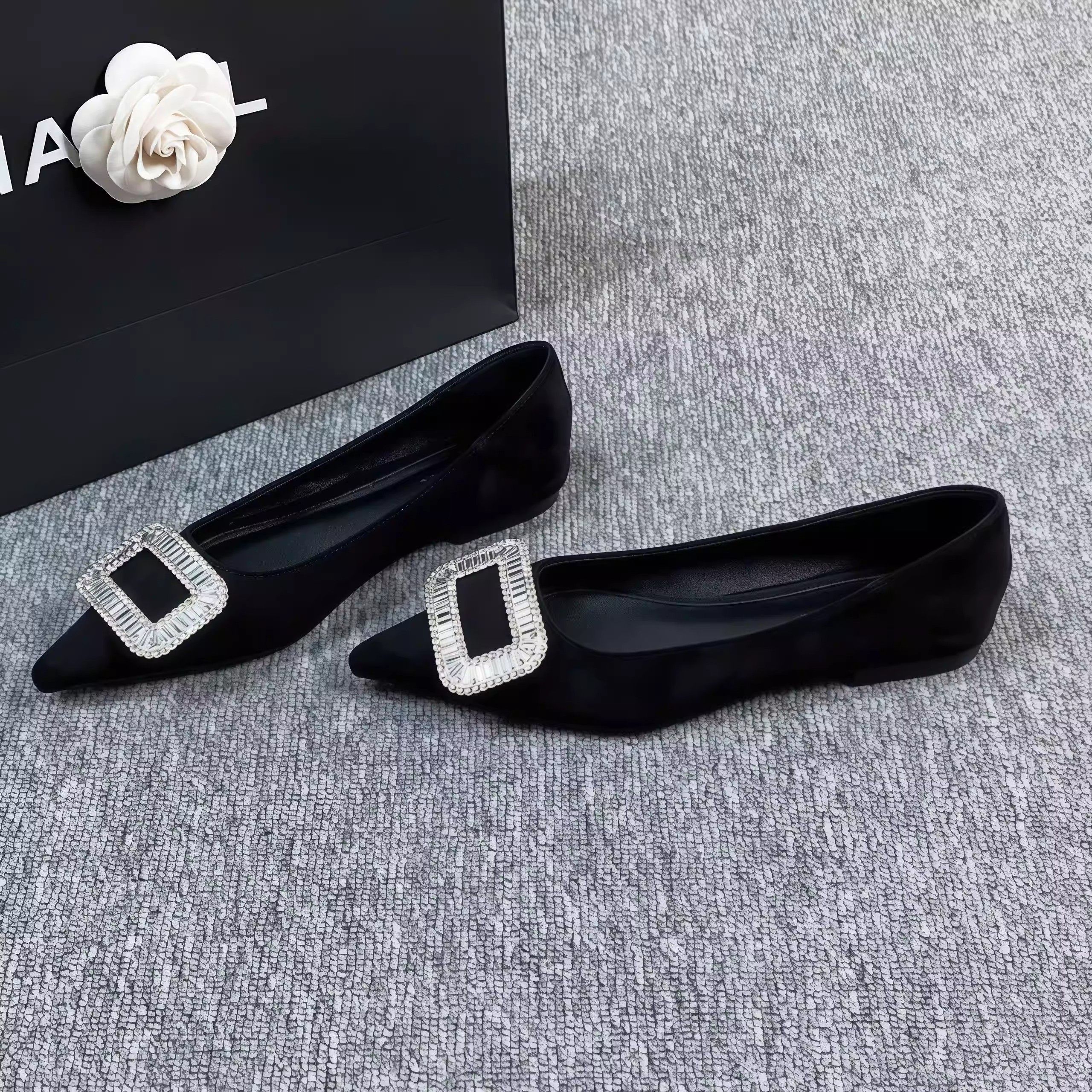 2026年新款尖头气质名媛平底单鞋真皮水钻方扣软底大码瓢鞋女春季